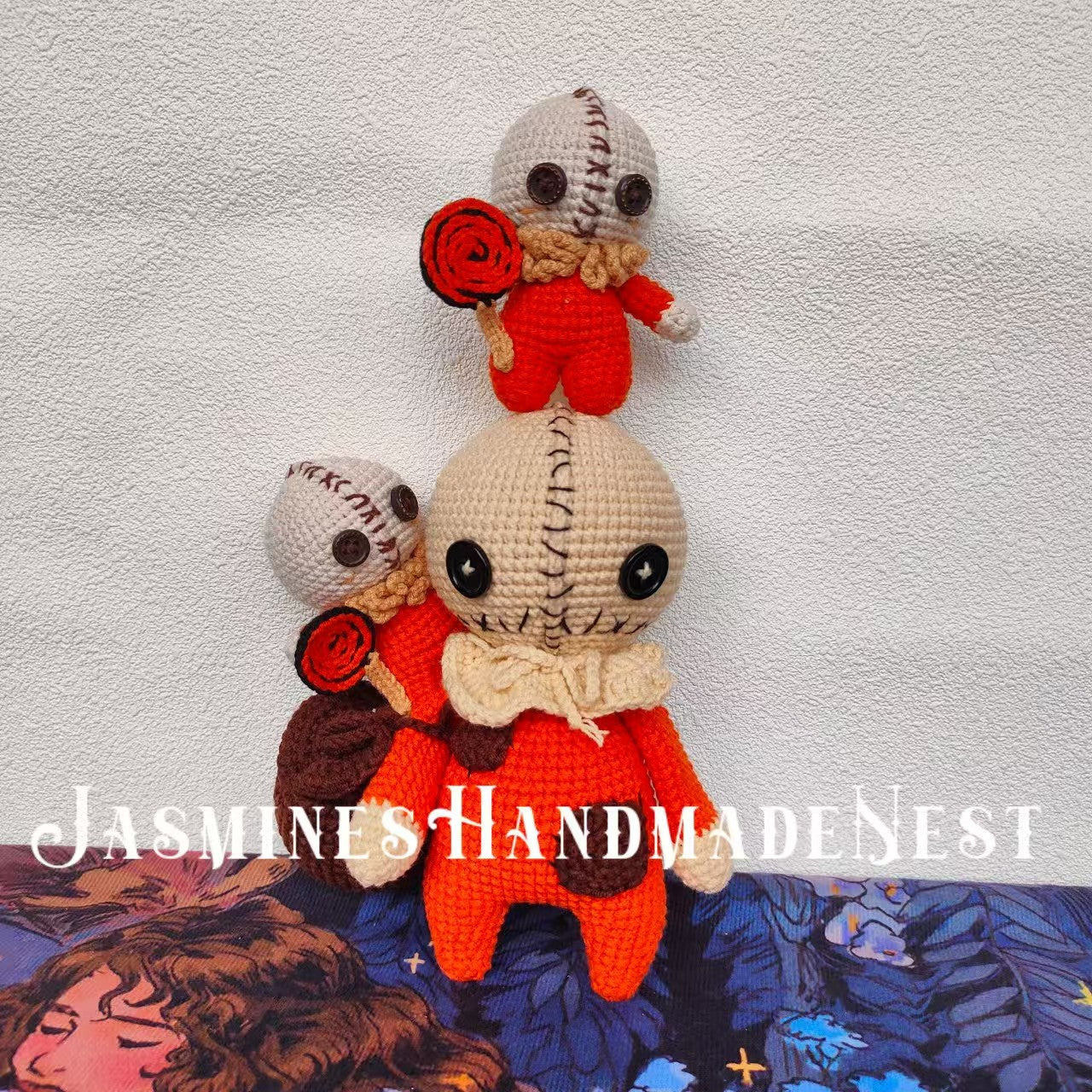Crocheted Halloween bag boy! Hand-crocheted, super cute—brown bag with round eyes and smile, full of festive charm. Display or hang, multiple sizes: large as decor, small eye-catching on bags. Handmade, no infringement, Halloween limited, doubling fun!