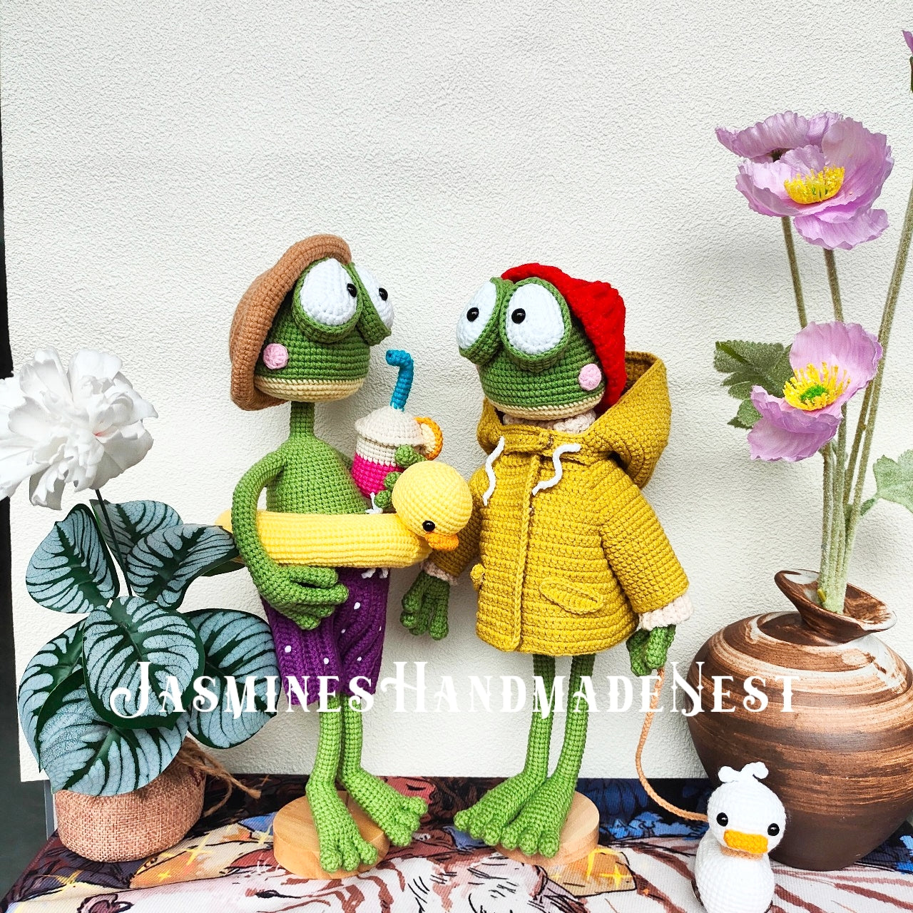 Handmade Crochet Frog Plush – Cute Amigurumi Beach Frog Toy, Soft Stuffed Animal with Sun Hat, Summer Gift for Kids, Coastal Nursery Décor