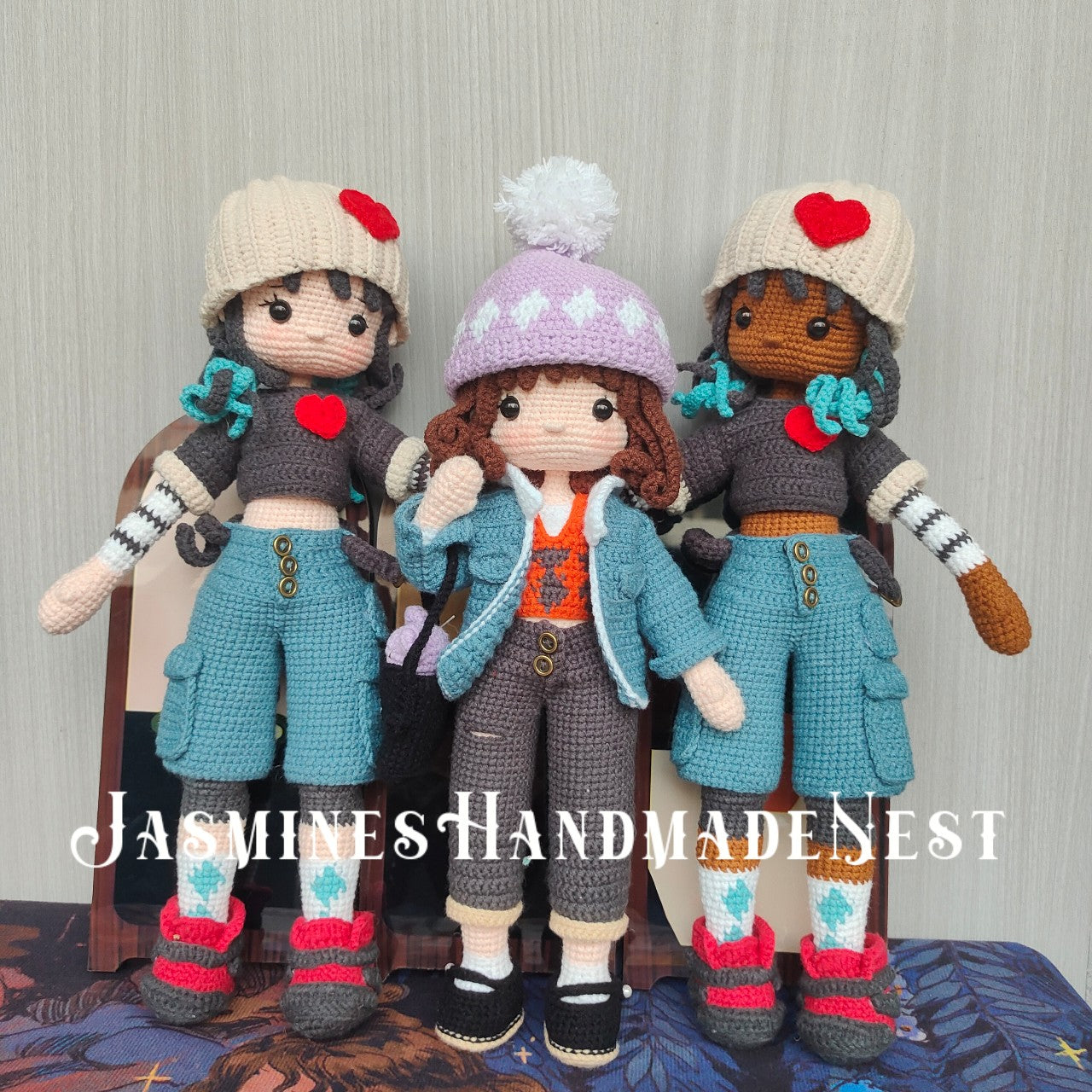 Trendy Cool Girl Knit Doll β handcrafted with edgy style! π§Άβ¨ A unique knit figurine for bold-style collectors. Soft fabric, intricate stitches β no imitation. Made for your Shopify store. Add this eye-catching piece today!