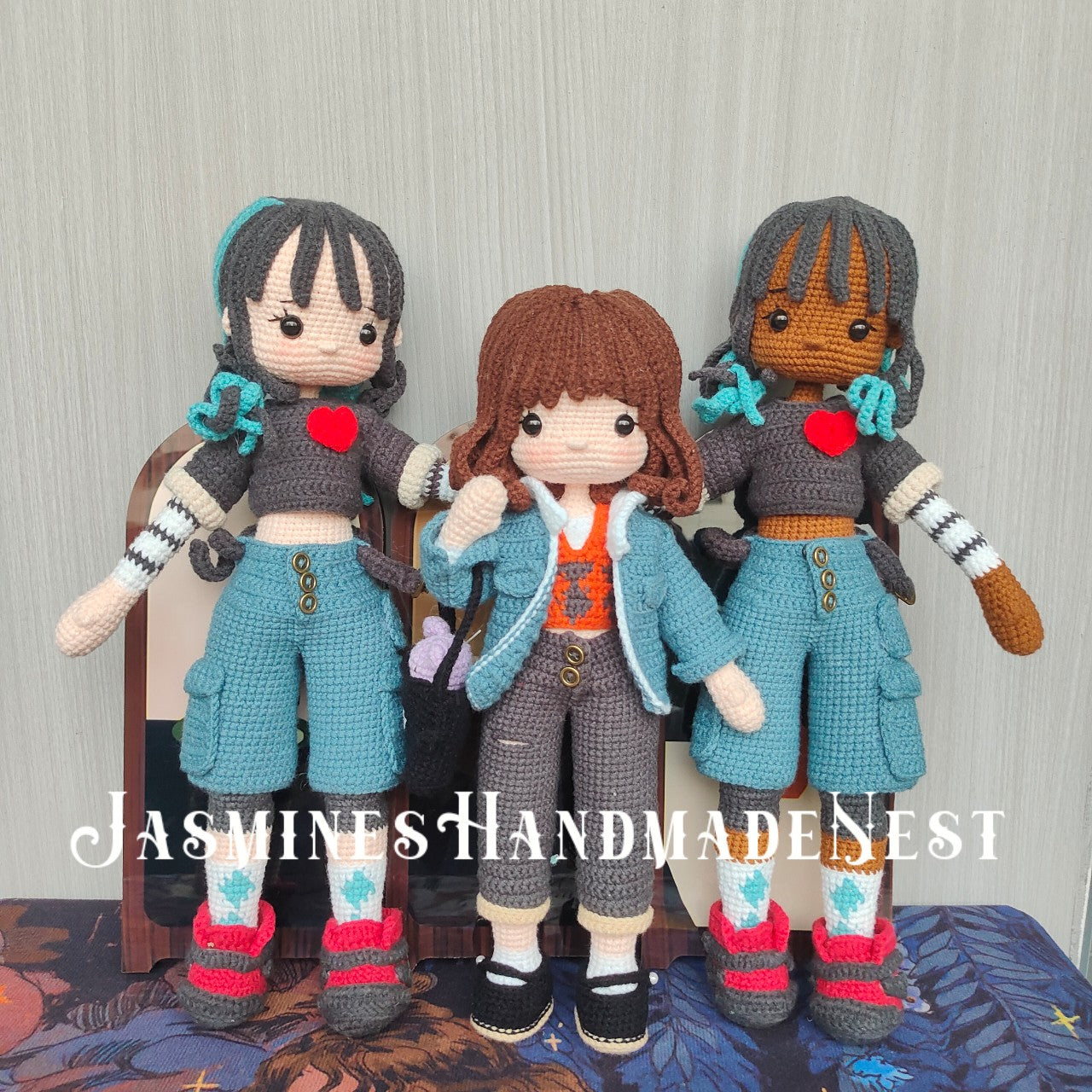 Trendy Cool Girl Knit Doll β handcrafted with edgy style! π§Άβ¨ A unique knit figurine for bold-style collectors. Soft fabric, intricate stitches β no imitation. Made for your Shopify store. Add this eye-catching piece today!