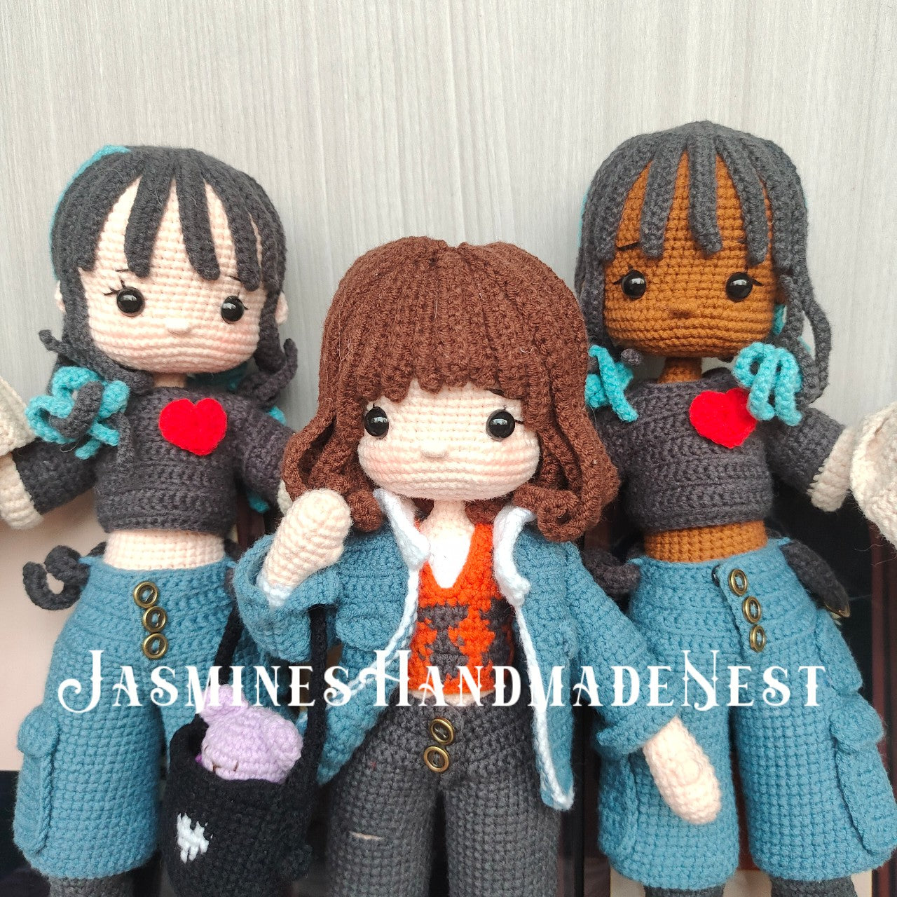 Trendy Cool Girl Knit Doll β handcrafted with edgy style! π§Άβ¨ A unique knit figurine for bold-style collectors. Soft fabric, intricate stitches β no imitation. Made for your Shopify store. Add this eye-catching piece today!