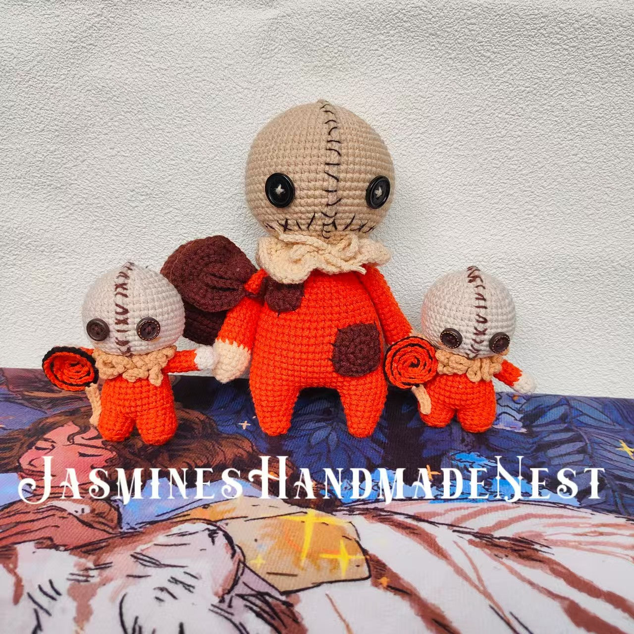 Crocheted Halloween bag boy! Hand-crocheted, super cute—brown bag with round eyes and smile, full of festive charm. Display or hang, multiple sizes: large as decor, small eye-catching on bags. Handmade, no infringement, Halloween limited, doubling fun!