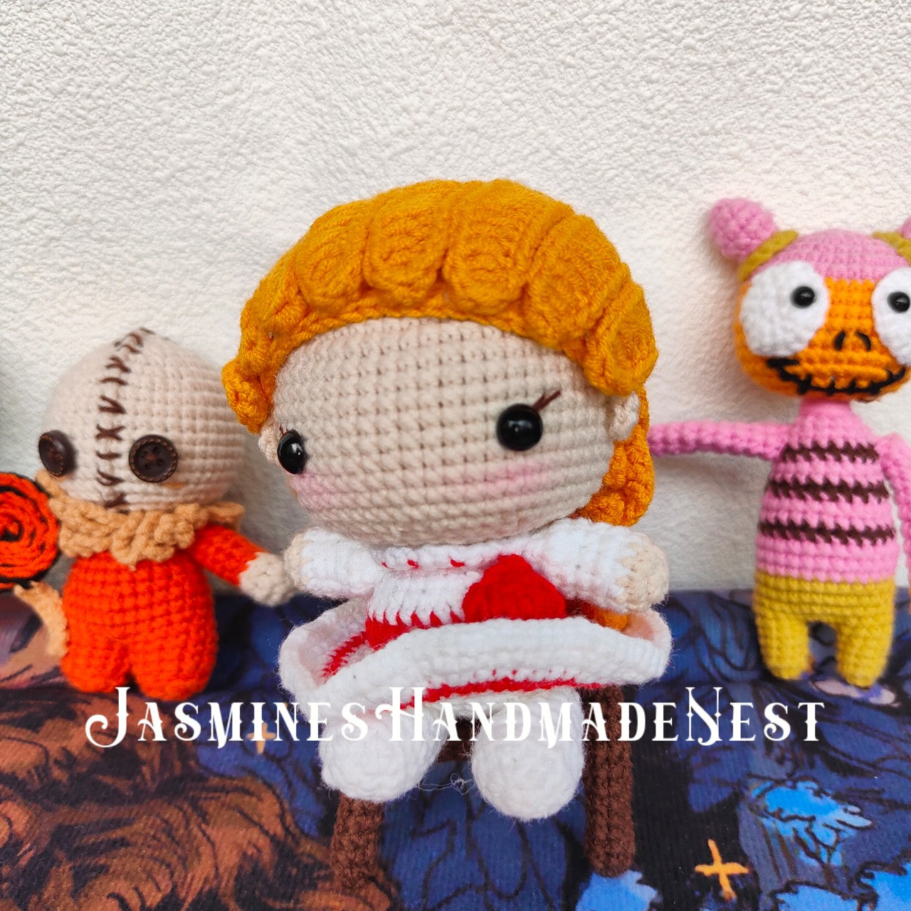 This Annabelle-style crocheted set—featuring handcrafted dolls and pendants—boasts craftsmanship in every stitch. Its delicate work brings cute charm to life, a heartwarming treasure perfect for gifting or keeping.