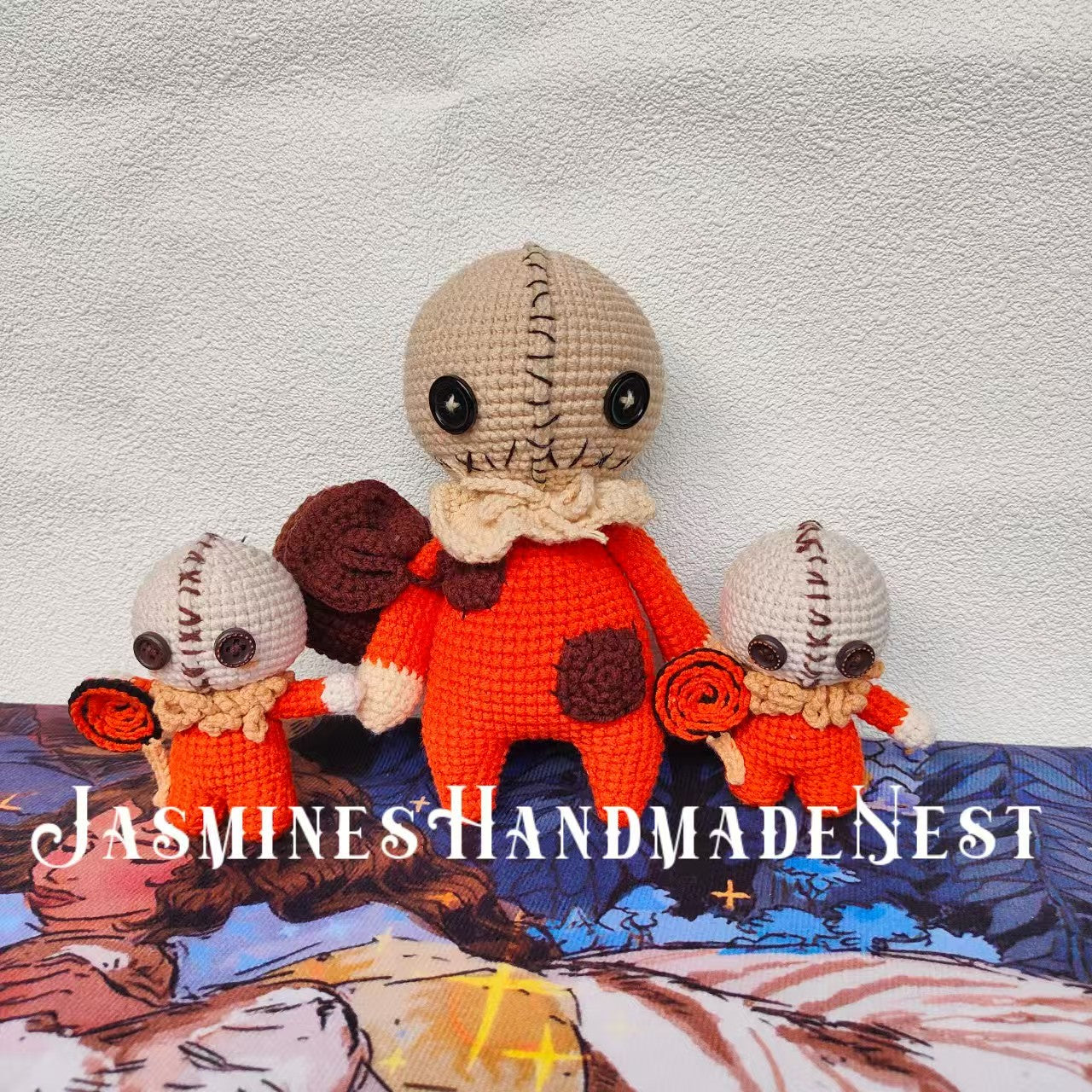 Crocheted Halloween bag boy! Hand-crocheted, super cute—brown bag with round eyes and smile, full of festive charm. Display or hang, multiple sizes: large as decor, small eye-catching on bags. Handmade, no infringement, Halloween limited, doubling fun!