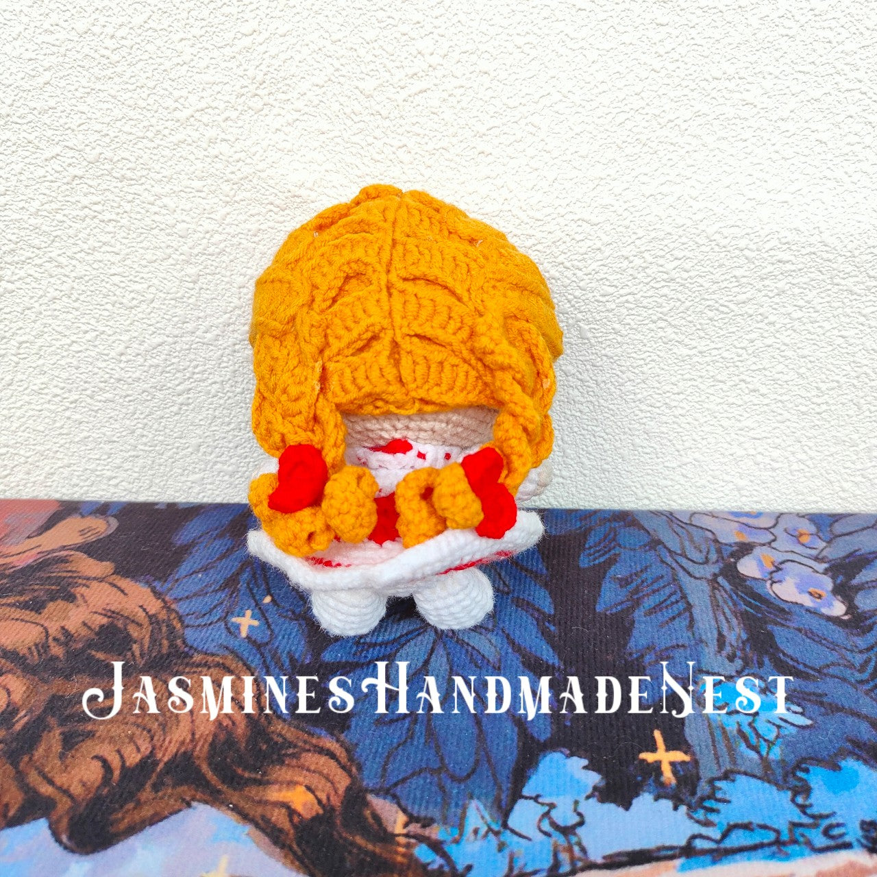 This Annabelle-style crocheted set—featuring handcrafted dolls and pendants—boasts craftsmanship in every stitch. Its delicate work brings cute charm to life, a heartwarming treasure perfect for gifting or keeping.