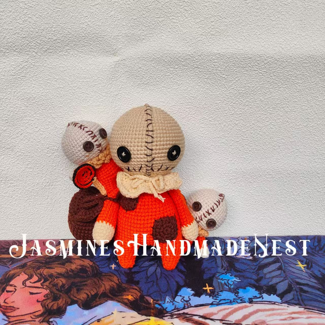 Crocheted Halloween bag boy! Hand-crocheted, super cute—brown bag with round eyes and smile, full of festive charm. Display or hang, multiple sizes: large as decor, small eye-catching on bags. Handmade, no infringement, Halloween limited, doubling fun!