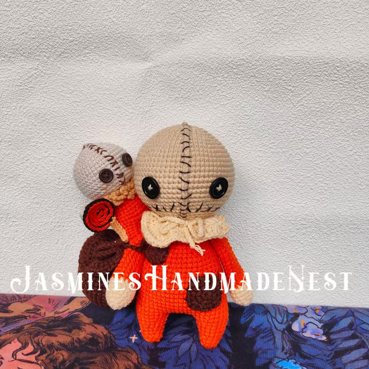 Crocheted Halloween bag boy! Hand-crocheted, super cute—brown bag with round eyes and smile, full of festive charm. Display or hang, multiple sizes: large as decor, small eye-catching on bags. Handmade, no infringement, Halloween limited, doubling fun!
