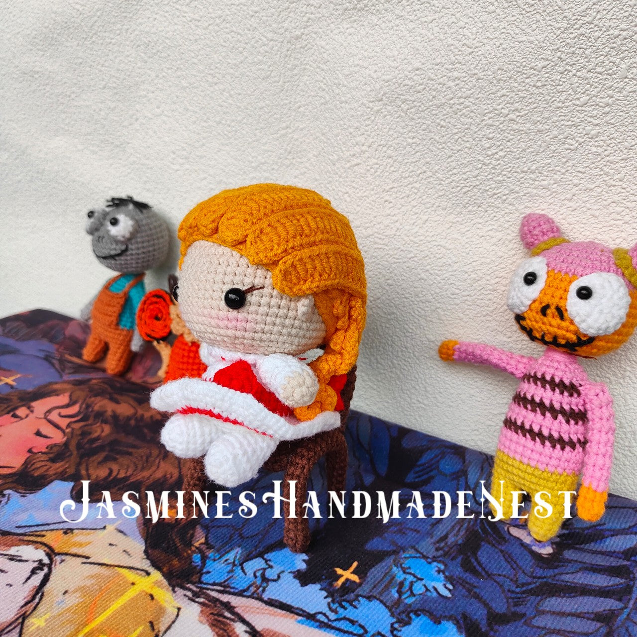 This Annabelle-style crocheted set—featuring handcrafted dolls and pendants—boasts craftsmanship in every stitch. Its delicate work brings cute charm to life, a heartwarming treasure perfect for gifting or keeping.