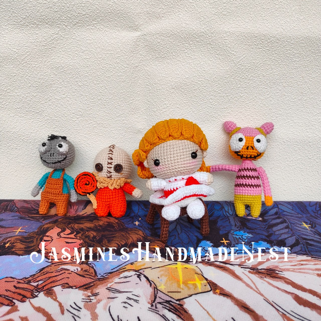 This Annabelle-style crocheted set—featuring handcrafted dolls and pendants—boasts craftsmanship in every stitch. Its delicate work brings cute charm to life, a heartwarming treasure perfect for gifting or keeping.