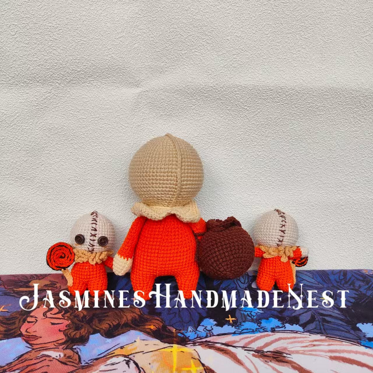 Crocheted Halloween bag boy! Hand-crocheted, super cute—brown bag with round eyes and smile, full of festive charm. Display or hang, multiple sizes: large as decor, small eye-catching on bags. Handmade, no infringement, Halloween limited, doubling fun!