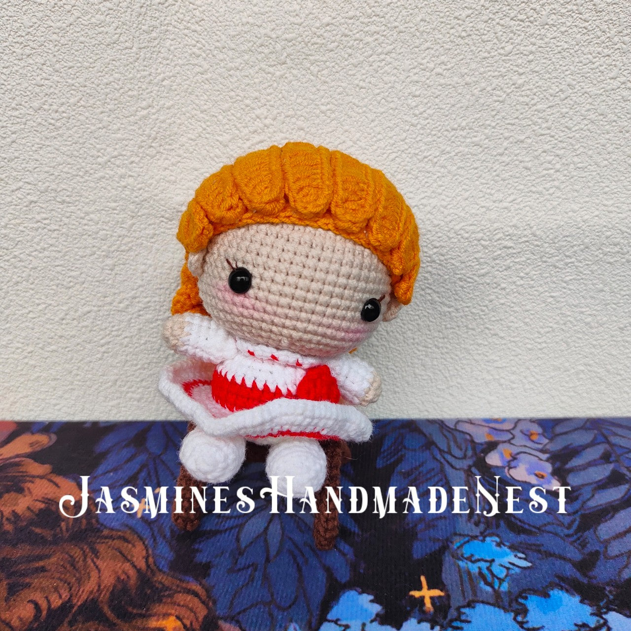This Annabelle-style crocheted set—featuring handcrafted dolls and pendants—boasts craftsmanship in every stitch. Its delicate work brings cute charm to life, a heartwarming treasure perfect for gifting or keeping.