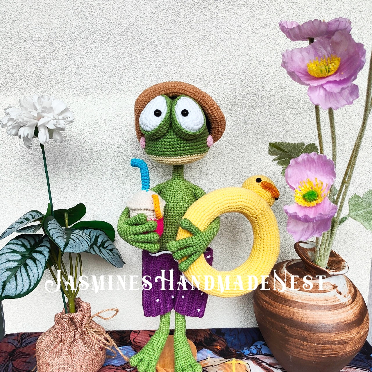 Handmade Crochet Frog Plush – Cute Amigurumi Beach Frog Toy, Soft Stuffed Animal with Sun Hat, Summer Gift for Kids, Coastal Nursery Décor