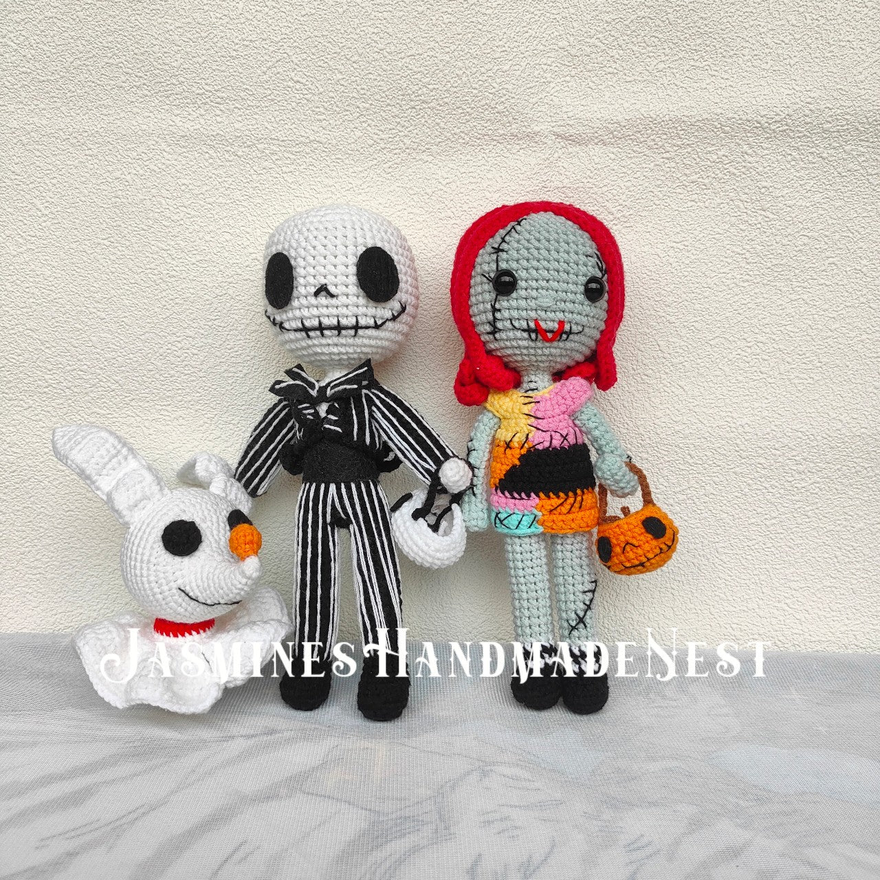 Handmade Gothic Couple Dolls – Romantic Skeleton and Stitched Girl Plush Set – Crocheted Décor for Halloween, Christmas, or Unique Gift Giving