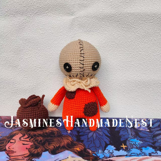 Crocheted Halloween bag boy! Hand-crocheted, super cute—brown bag with round eyes and smile, full of festive charm. Display or hang, multiple sizes: large as decor, small eye-catching on bags. Handmade, no infringement, Halloween limited, doubling fun!